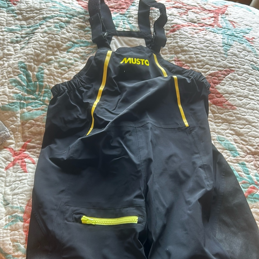 Musto kids spray pants great condition